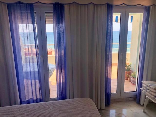 Gatu Premium Villa Isabel Terraza,Parking,1ºlinea Playa,Wifi,Vista Al Mar , Preferente Mayores De 25 Anos Y Familias Cádiz Exterior foto